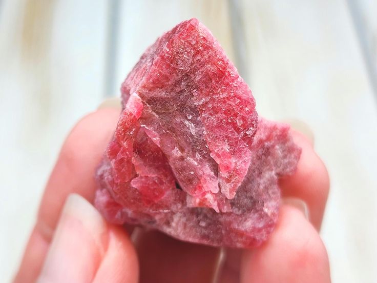 Rhodonite – La pierre du pardon et de la réconciliation