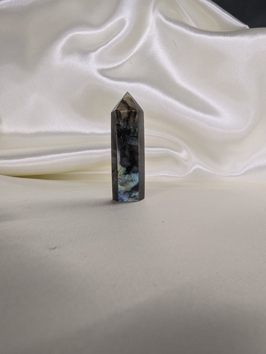 Pointe en Labradorite – Protection & Intuition