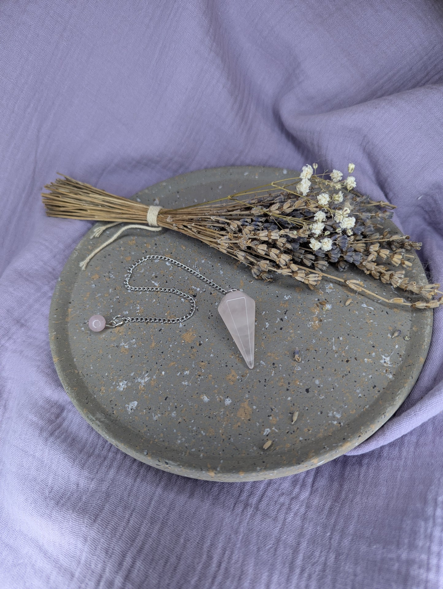 Pendule en Quartz Rose – Amour & Douceur