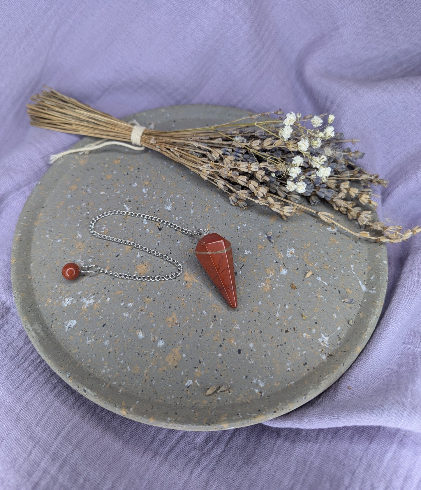 Pendule en Jaspe Rouge – Ancrage & Vitalité