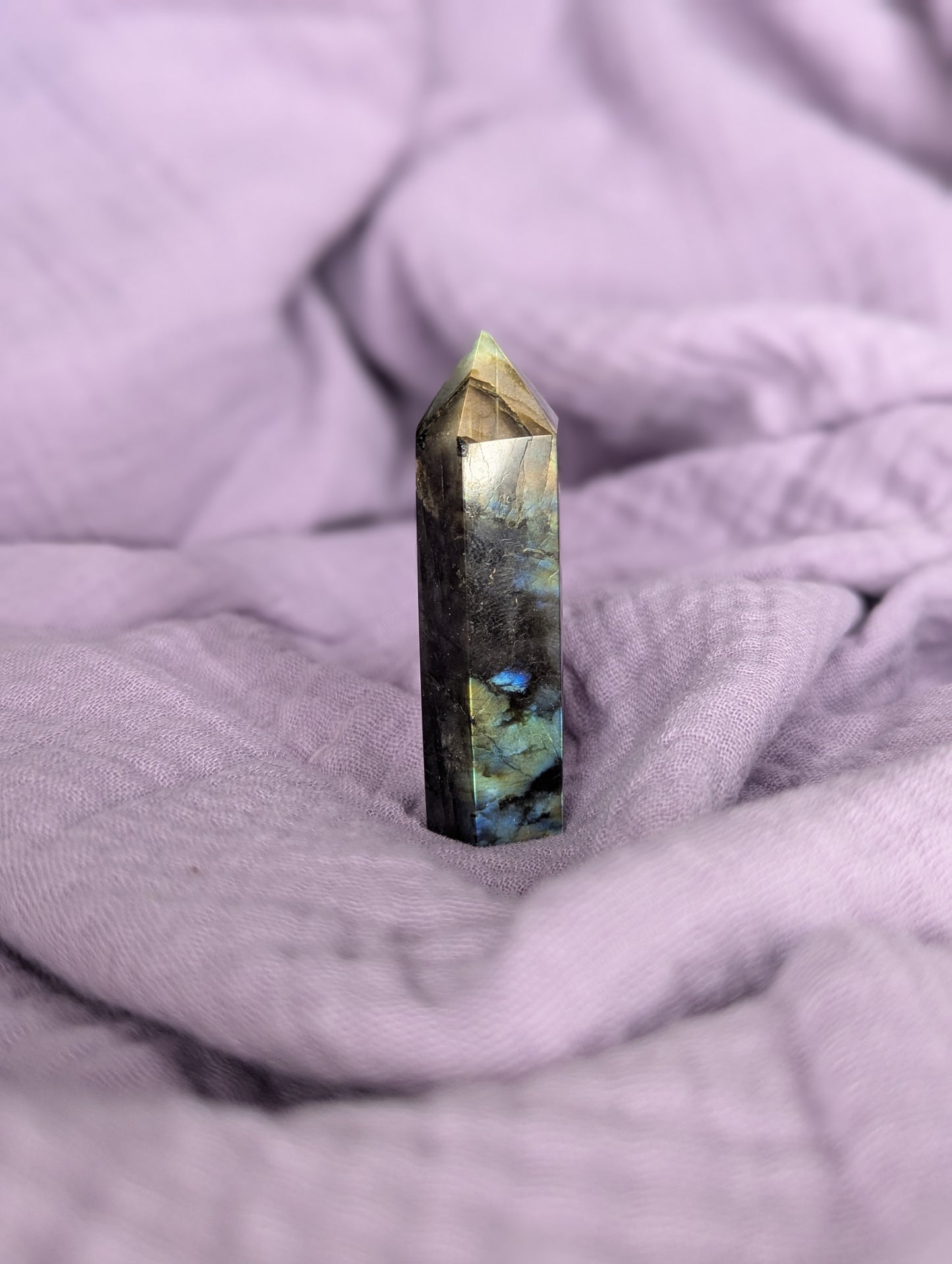 Pointe en Labradorite – Protection & Intuition